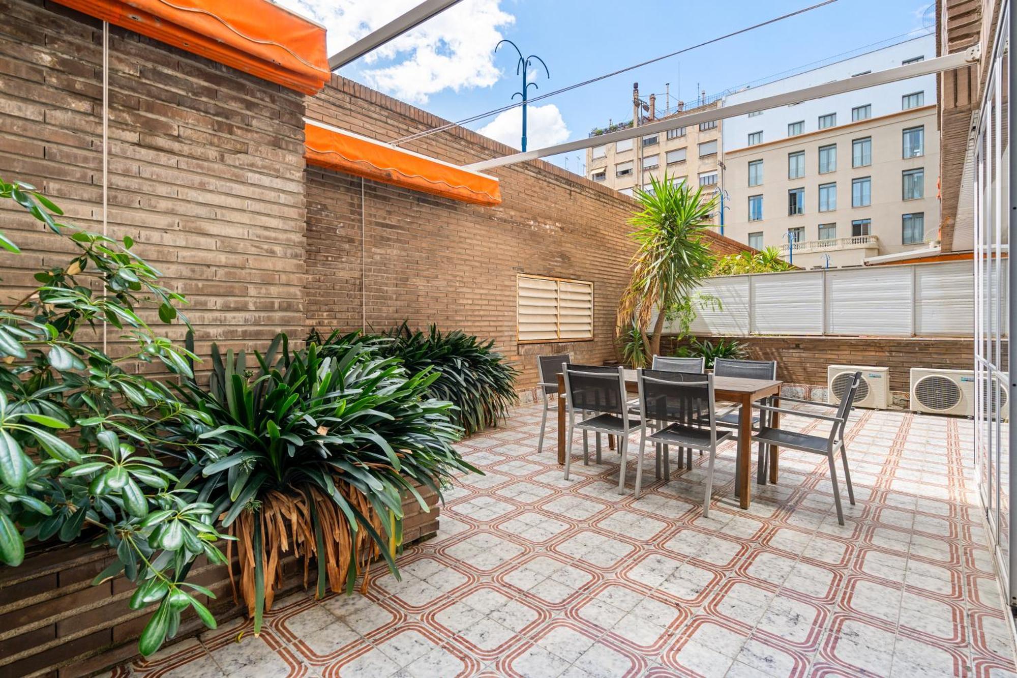 Sunlit Expansive Terrace, Ac & Outdoor Seating Apartament