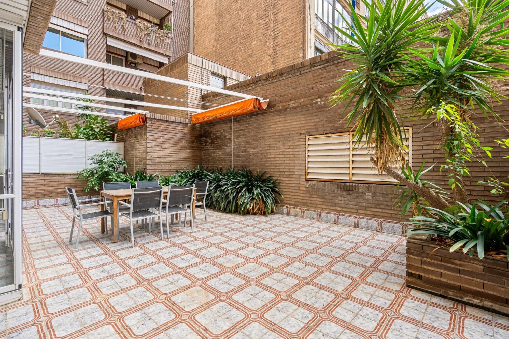 Sunlit Expansive Terrace, Ac & Outdoor Seating Apartament *